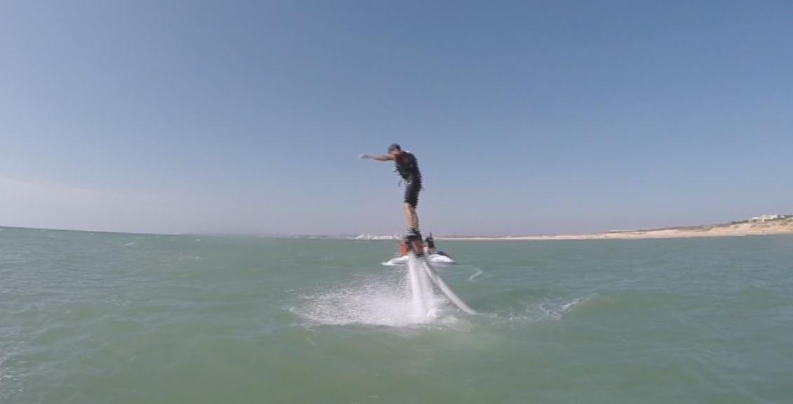 „Burlacul” e pe val: practică alături de o concurentă flyboarding, cel mai nou sport acvatic