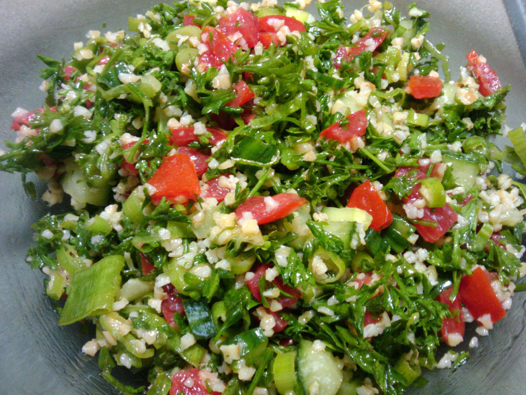 Salată arăbească, gata în doar zece minute! Este extrem de gustoasă și ideală pentru diete!