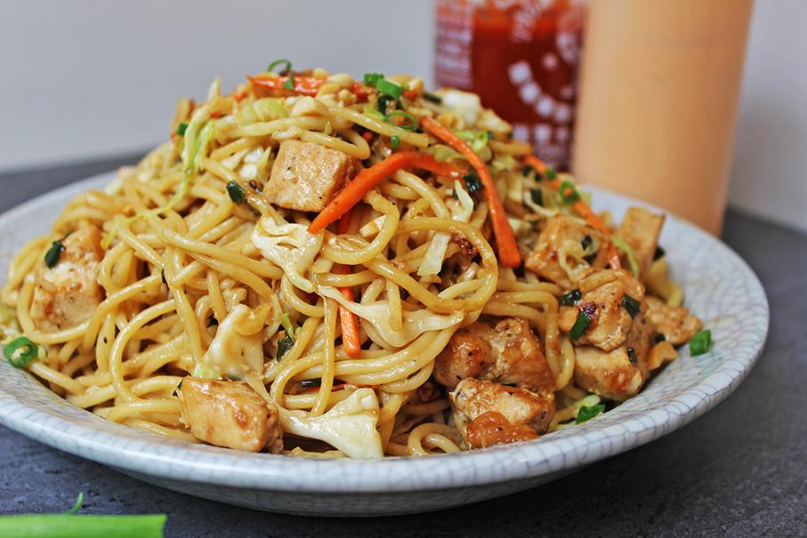 Spaghete chinezești, mănânci de nu te mai oprești! Rețeta este simplă și se face în câteva minute!