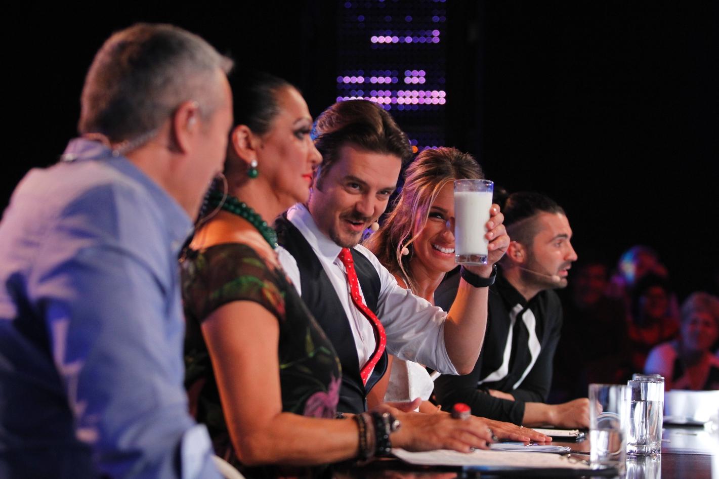 Membrii juriului show-ului „Ham talent” au fost serviți cu lapte proaspăt muls chiar în platoul emisiunii