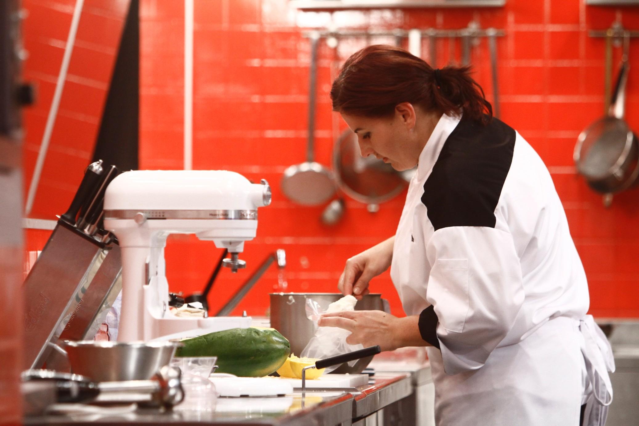Ultimii șase concurenți se întrec în farfurii semnătură  la ”Hell’s Kitchen – Iadul Bucătarilor”
