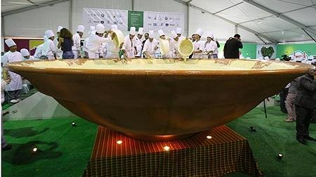 Oare cum arată o farfurie cu 10 tone de humus? UIte care sunt recordurile culinare ce au șocat lumea
