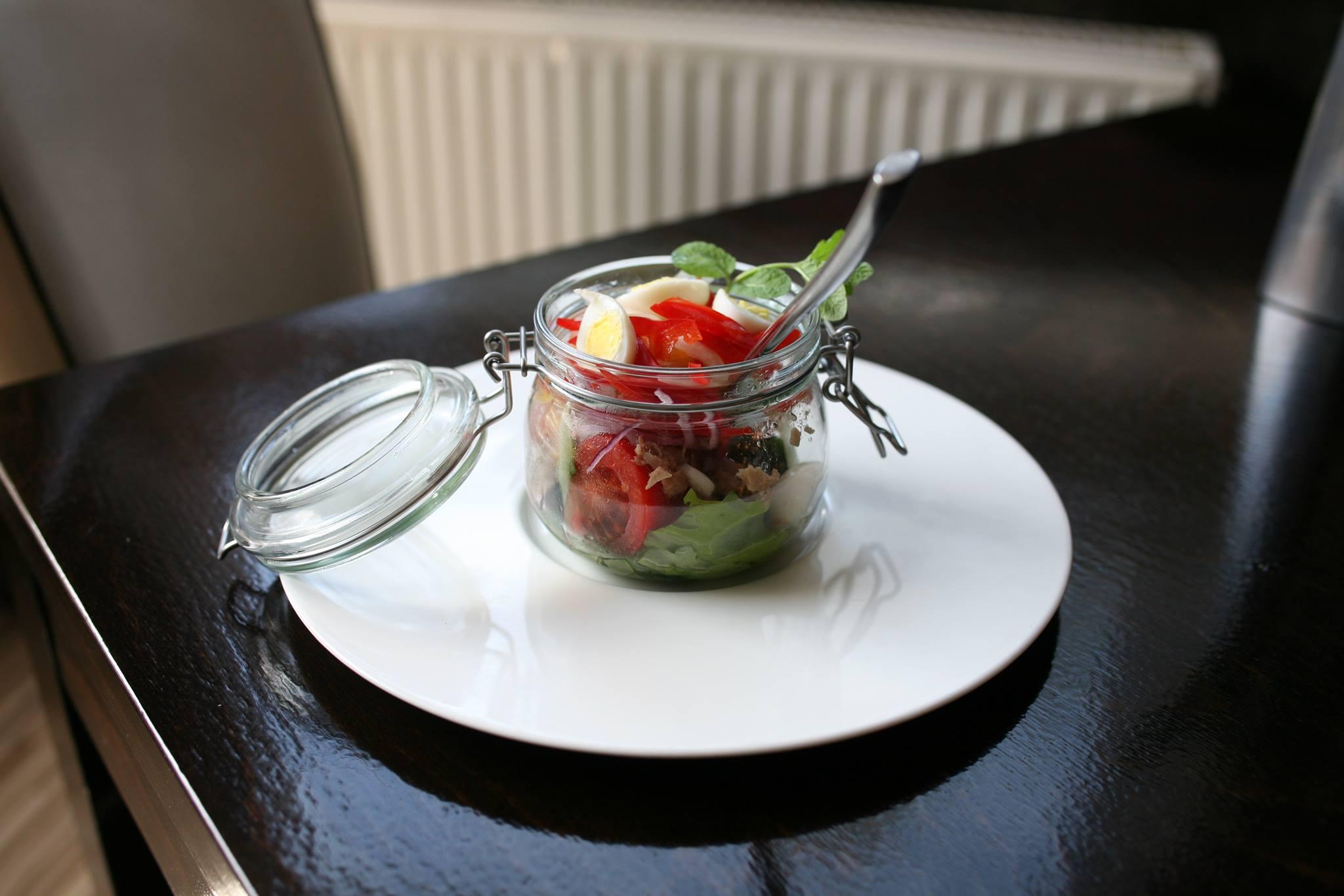Îți dorești un mod inedit de a servi salata? Chef Florin ne propune cea mai simplă idee!