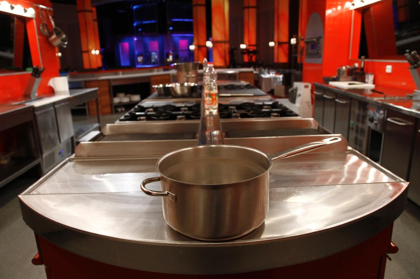 Filmările pentru “Hell’s Kitchen – Iadul Bucătarilor” sunt în toi: Show-ul culinar, filmat non-stop cu aproximativ 60 de camere