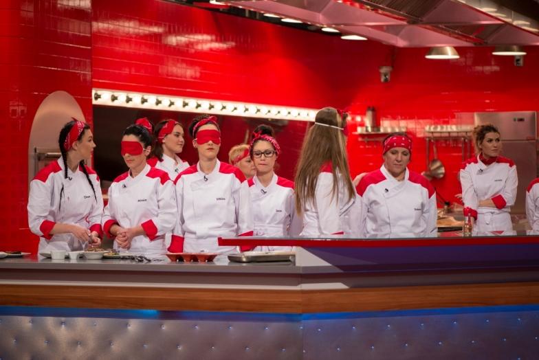 Concurenții ”Hell’s Kitchen – Iadul bucătarilor” fac platinguri legați la ochi