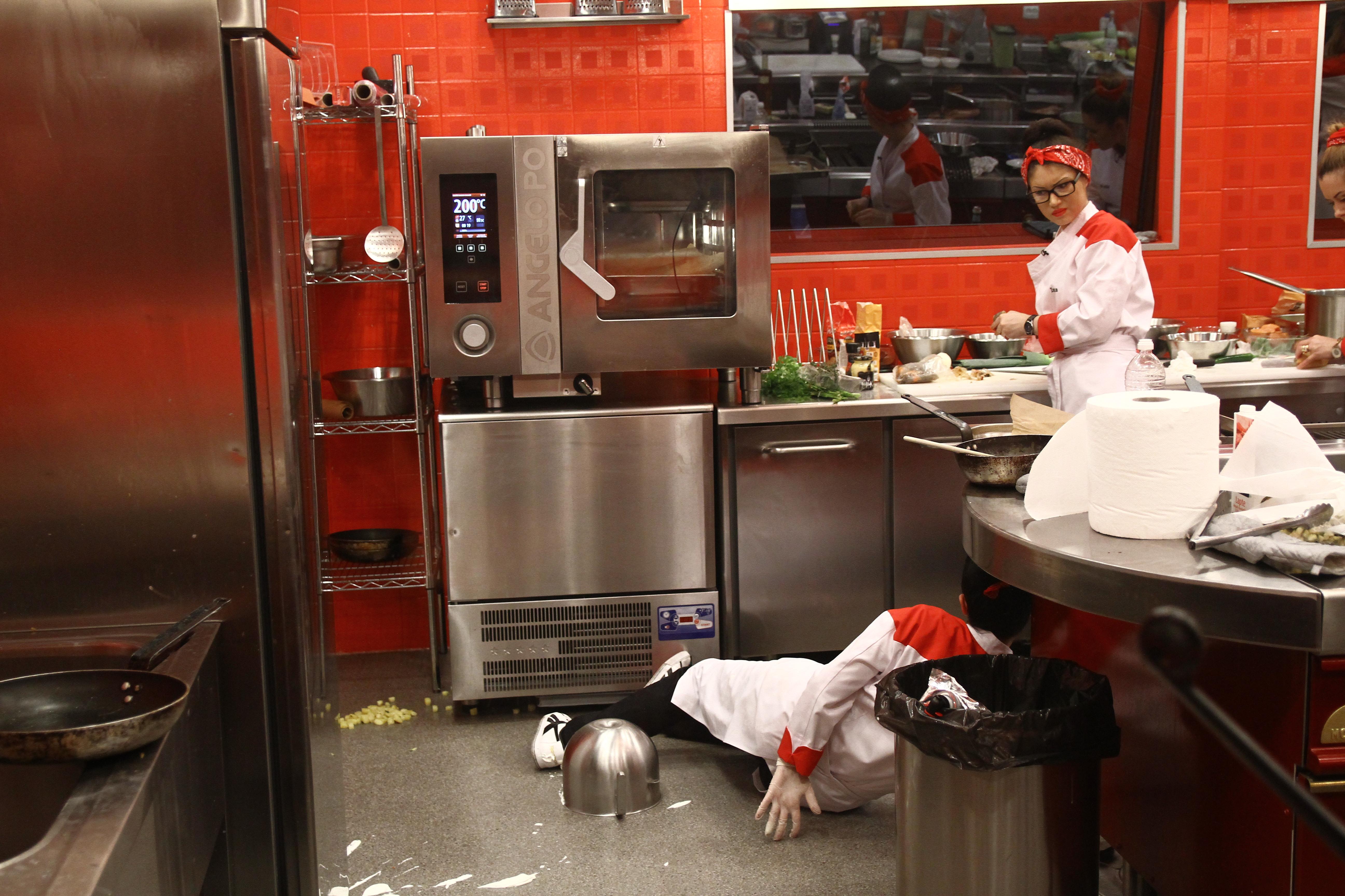 Accident în restaurantul ”Hell’s Kitchen – Iadul bucătarilor”:  Monica a fost scoasă cu salvarea din bucătărie