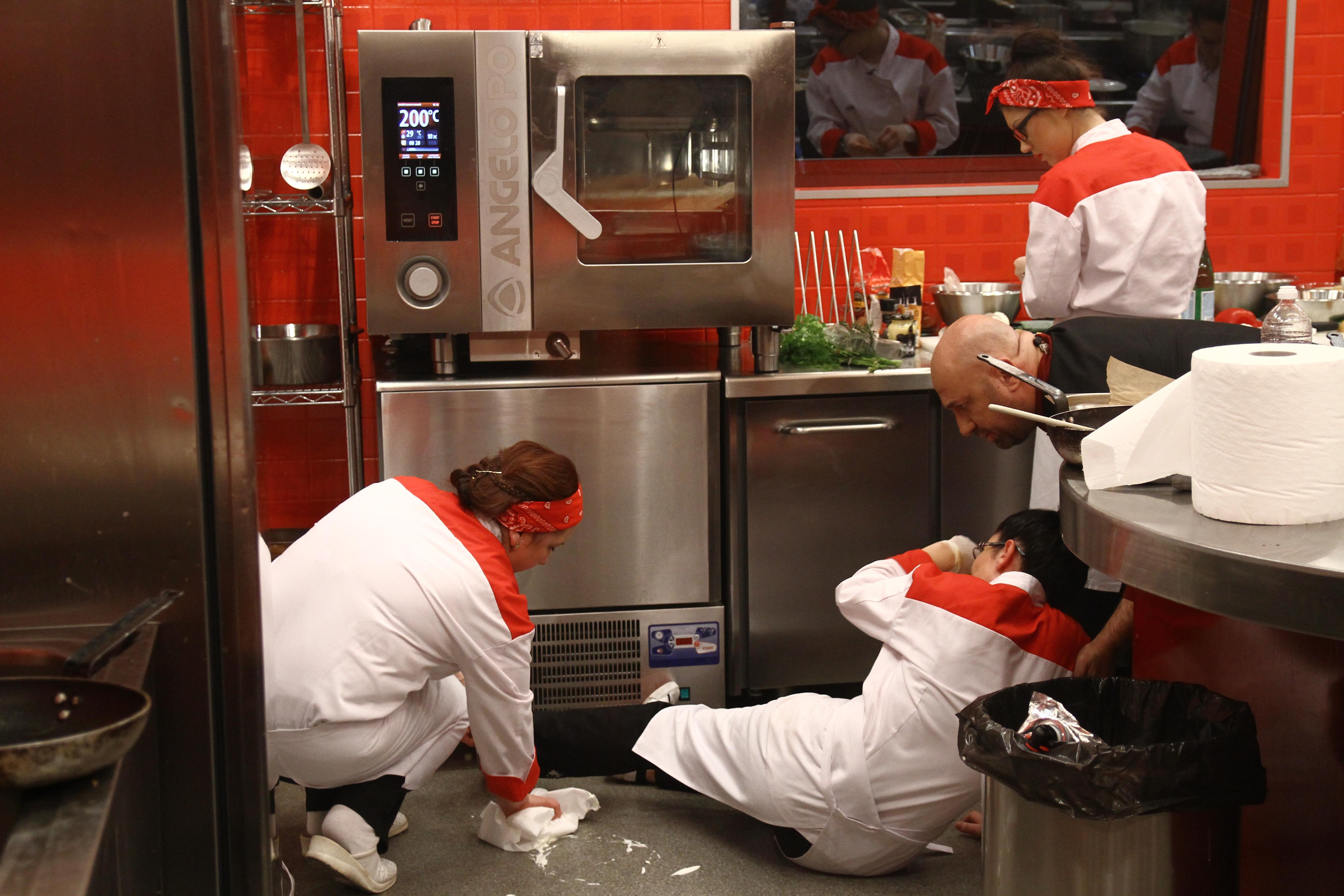 Accident în restaurantul ”Hell’s Kitchen – Iadul bucătarilor”:  Monica a fost scoasă cu salvarea din bucătărie