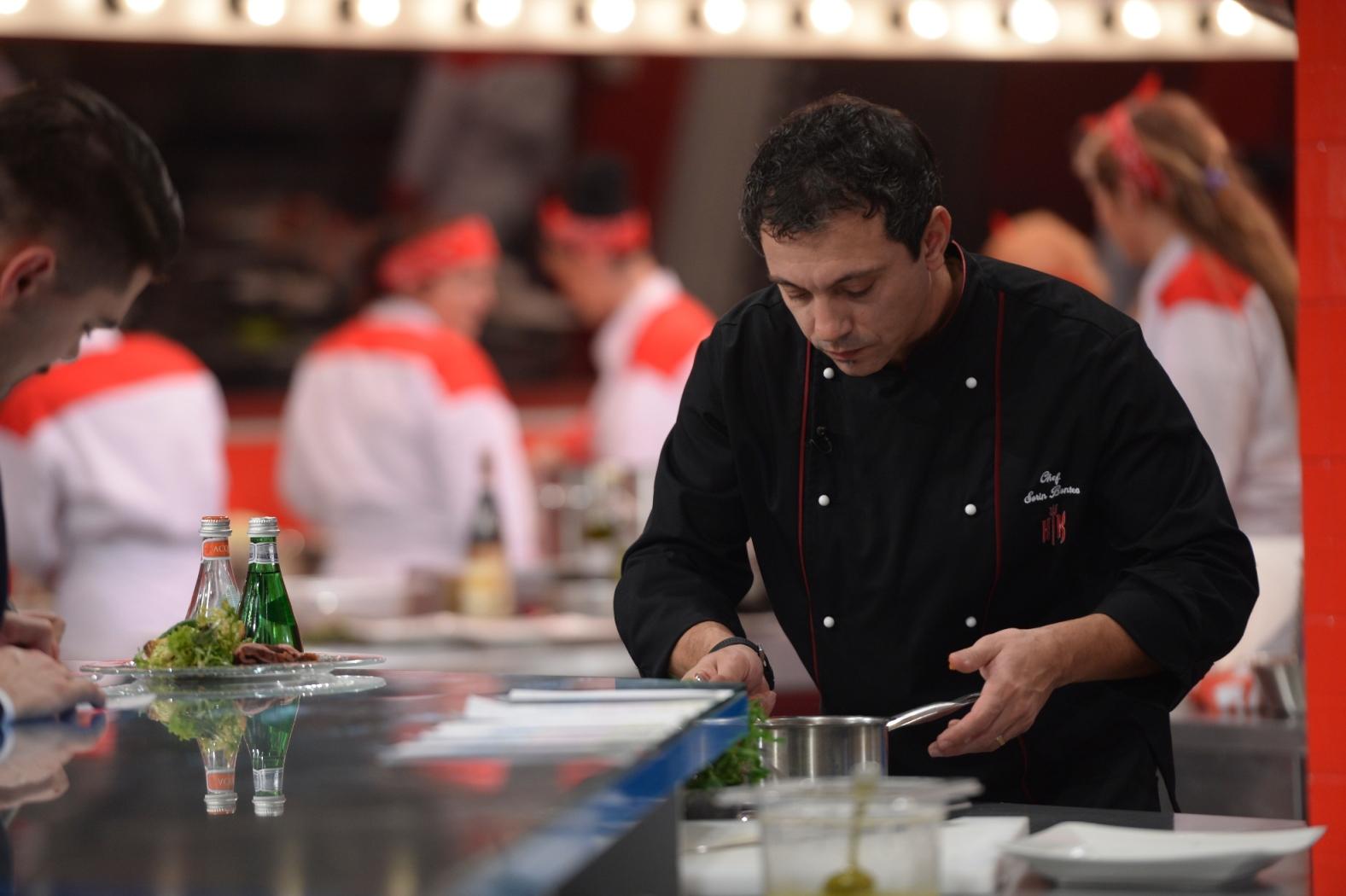 Chef Sorin Bontea coordonează primul service  din noul sezon ”Hells Kitchen – Iadul bucătarilor”