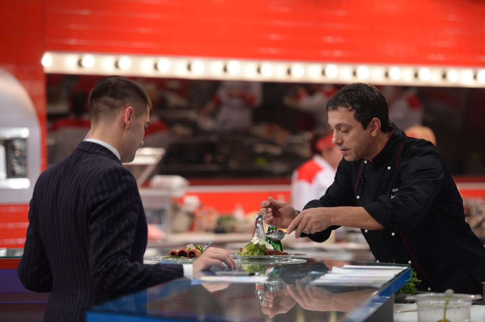 Chef Sorin Bontea coordonează primul service  din noul sezon ”Hells Kitchen – Iadul bucătarilor”