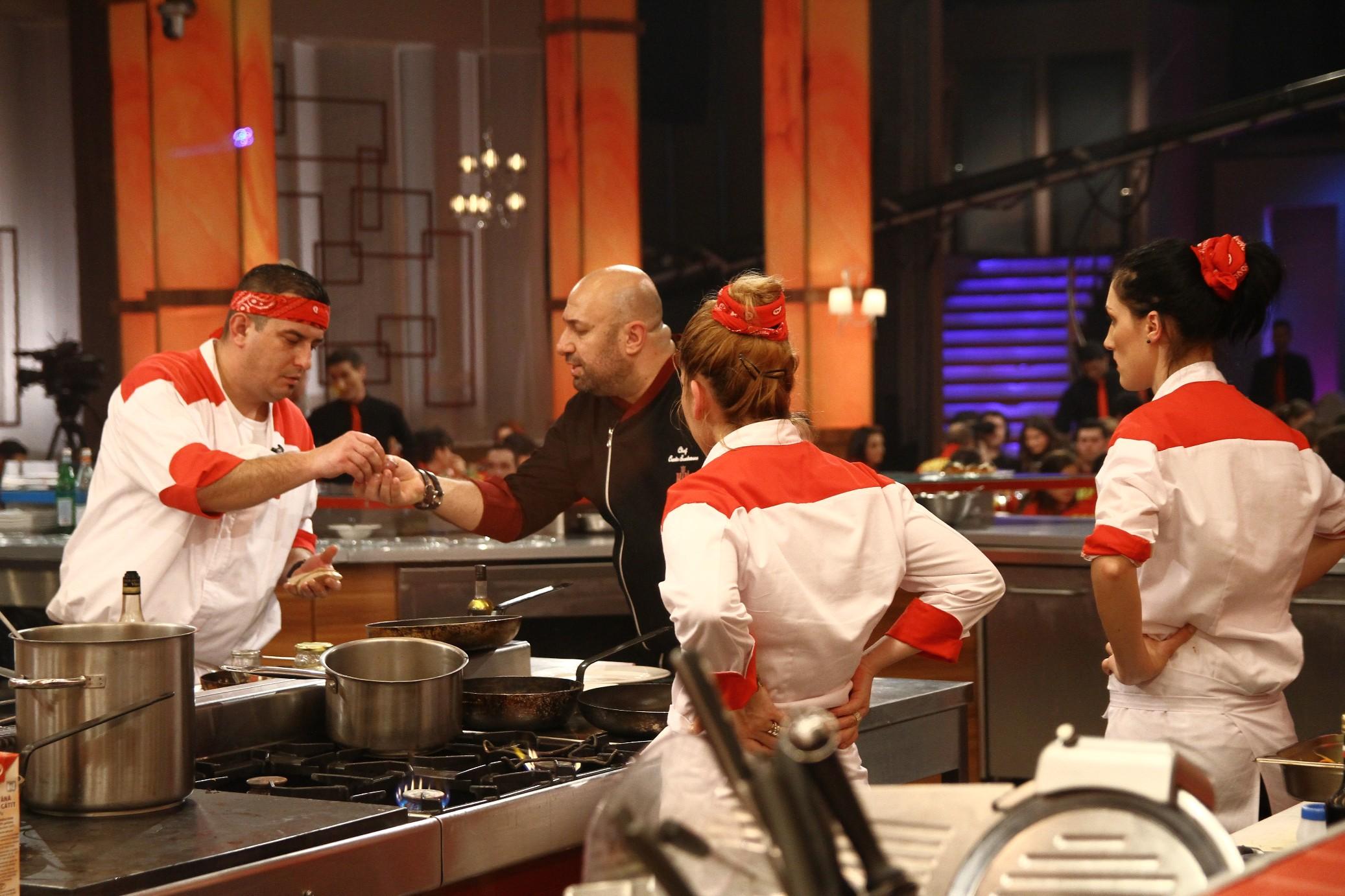 Chef Cătălin Scărlătescu, în conflict cu băieții la ”Hell’s Kitchen – Iadul bucătarilor”