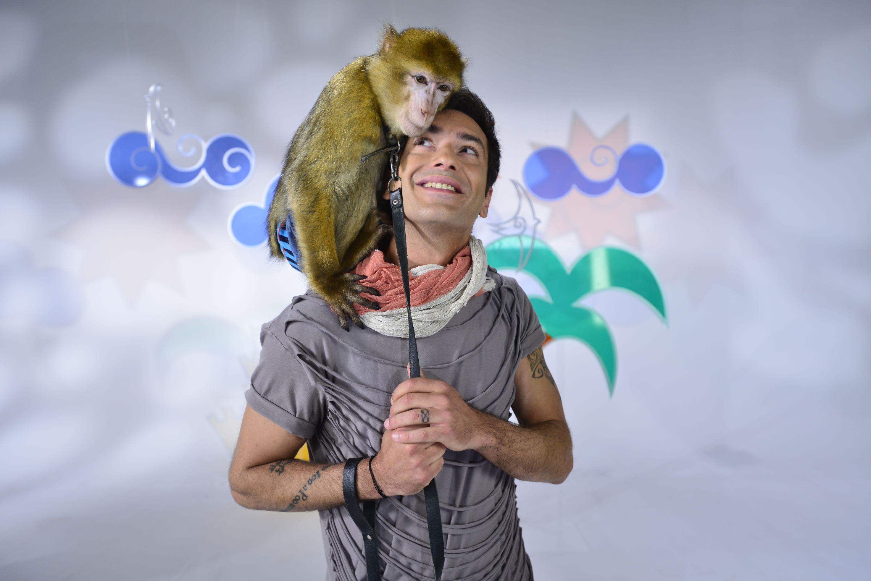 Radu Vâlcan, prezentatorul “Temptation Island – Insula Iubirii”, incident cu o maimuţă la filmări! 