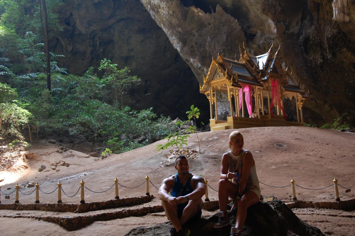 Ana și Cristi merg să viziteze Tham Phraya Nakhon,  una dintre cele mai fotografiate peșteri din Thailanda