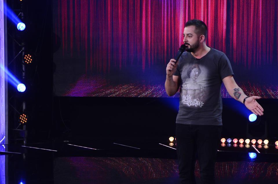 Asta înseamnă să... iUmor. Stand up comedy ca la carte cu jurați, spectatori și telespectatori râzând în hohote!