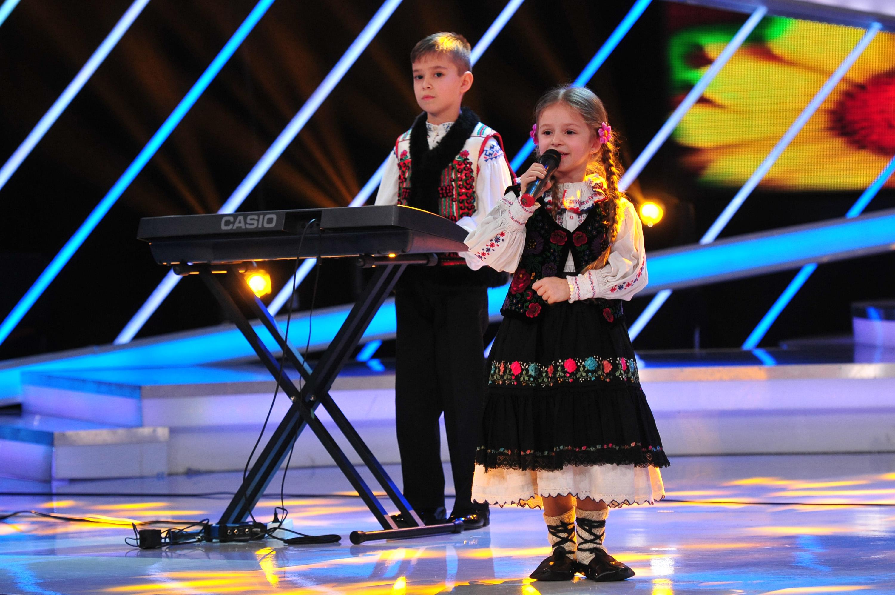 Hop și-așa, mândră-i Alexandra mea! Cea  mai micuță concurentă a serii, un nou nume de trecut pe lista artiștilor de folclor din România