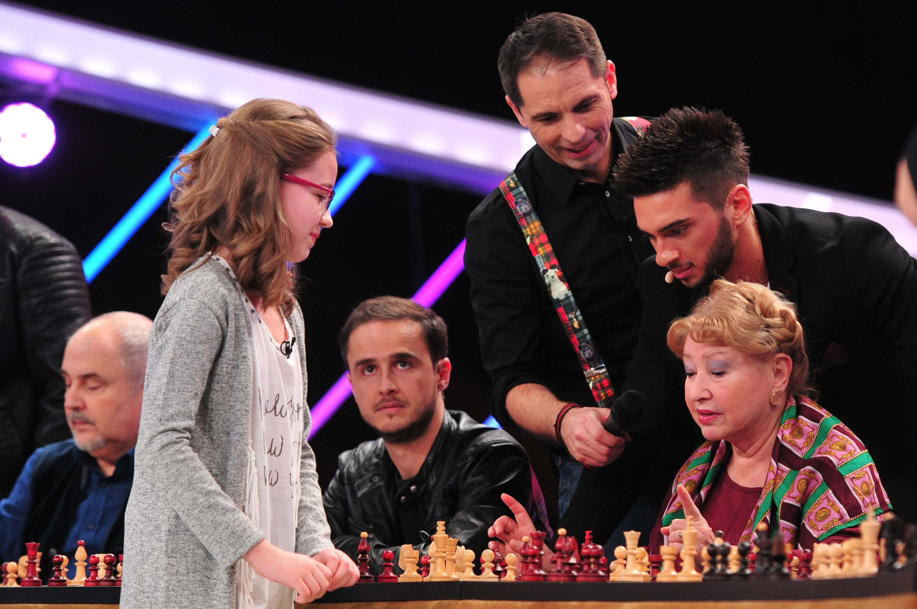 Situația este tristă și amară! Ema Obada, campioană europeană la șah, învinge şapte vedete pe scena 