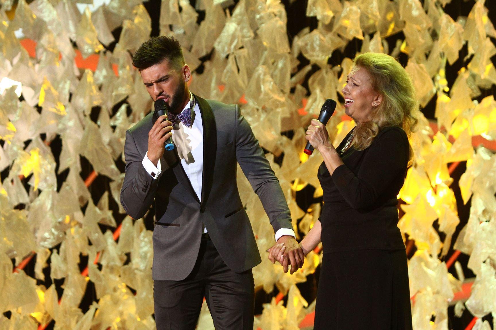 Dorian Popa cântă pentru prima data alături de mama sa