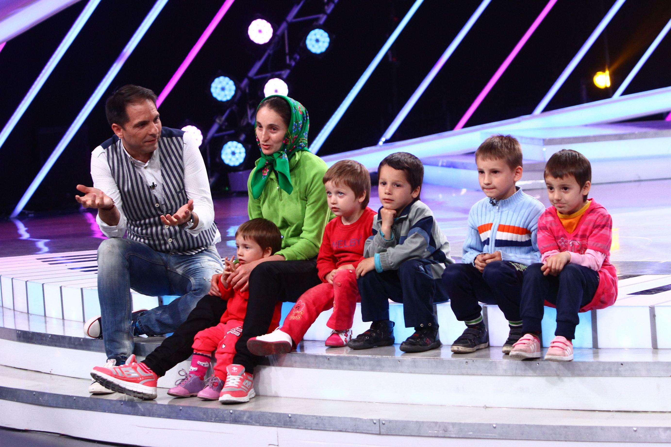 Adrian Minune cântă cu toți cei trei copiii, iar Chef Josepf Hadad și Romică Țociu urcă pe scenă alături de fiicele lor