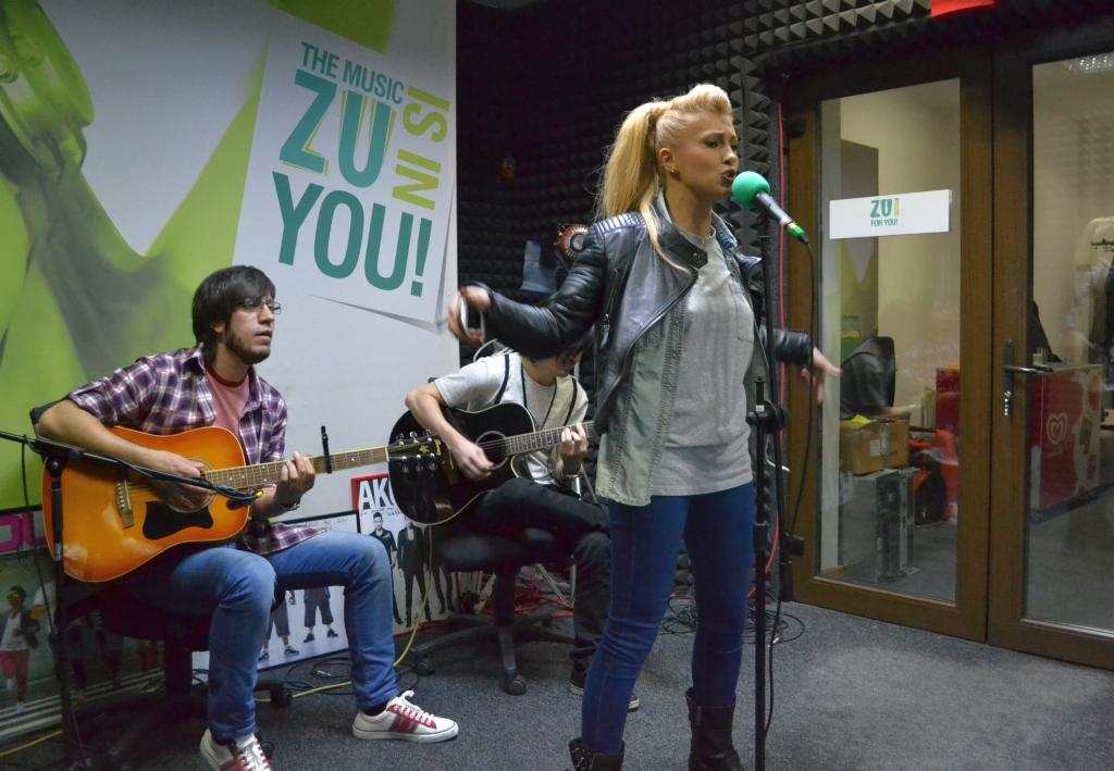 Lora si-a lansat noul single la Radio ZU. Asculta „Capu´ sus” live!