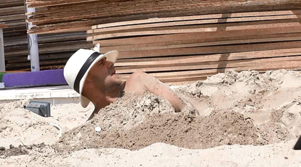 Cosmin Seleși, îngropat în nisip la „Poftiți pe la noi!” de Nea Mărin și Giani Kiriță