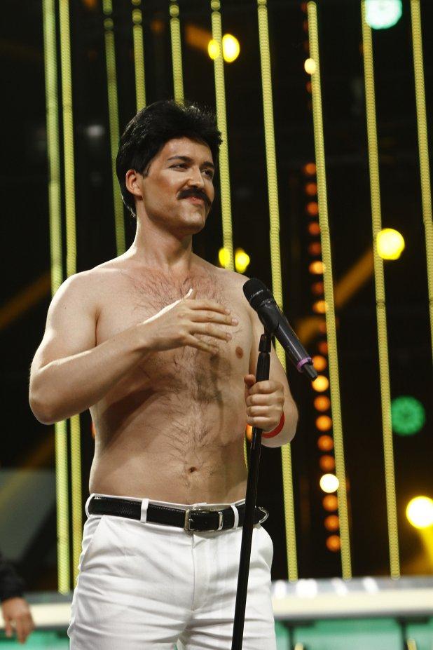 Show de zile mari! ''Cu dinții în microfon'', Jorge s-a transformat în legendarul Freddie Mercury