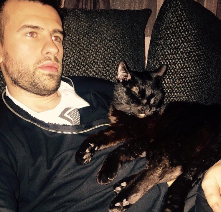 Florin Ristei  a adoptat o pisică, să nu fie complet singur în casă