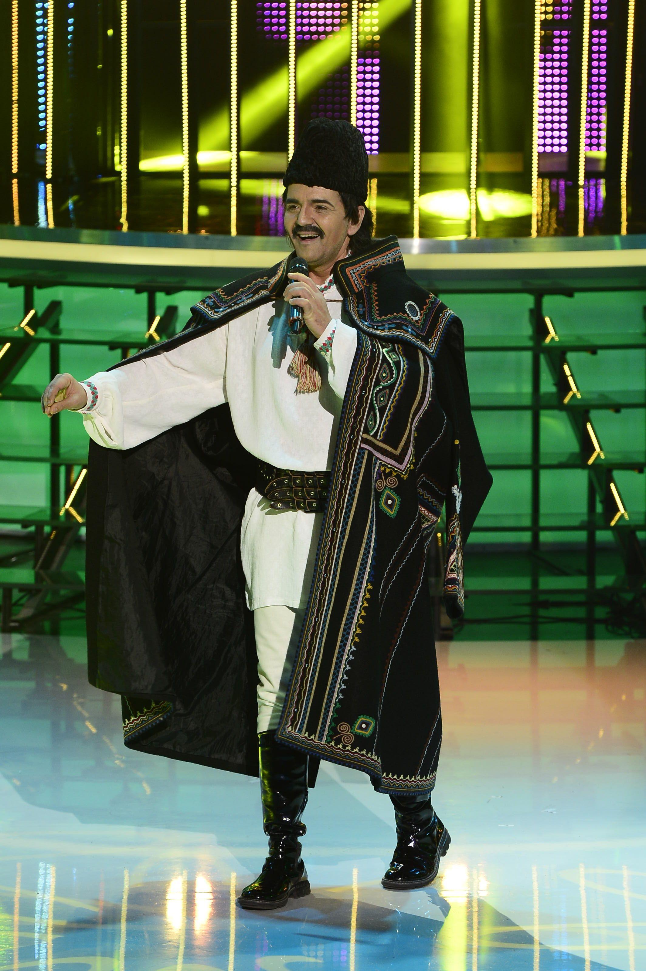 Daniel Iordachioae cântă îmbrăcat în costumul lui Liviu Vasilică