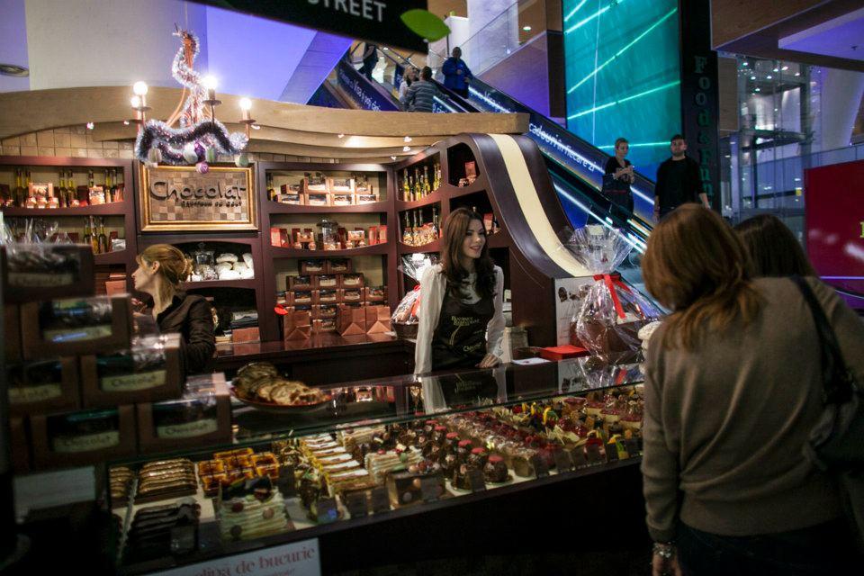 Craciunita Anca Rusu a vandut ciocolata in mall