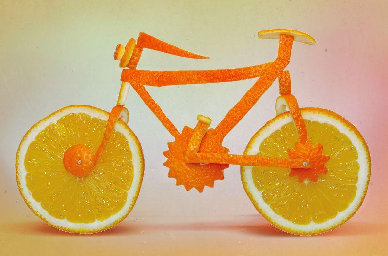 Mancarea, transformata in arta. O portocala devine o motocicleta!