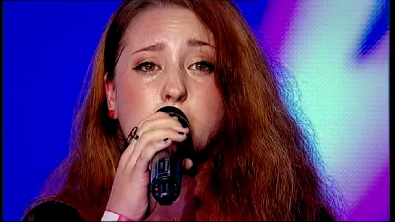 Iulia a cantat "I Have nothing" cu lacrimi in ochi.