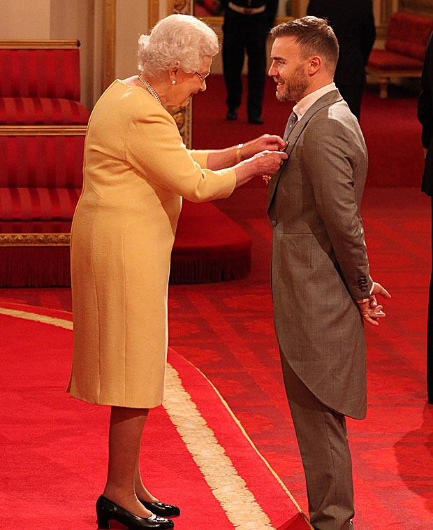 Regina Angliei l-a investit pe Gary Barlow cu Ordinul Imperiului Britanic, rangul de Ofiter