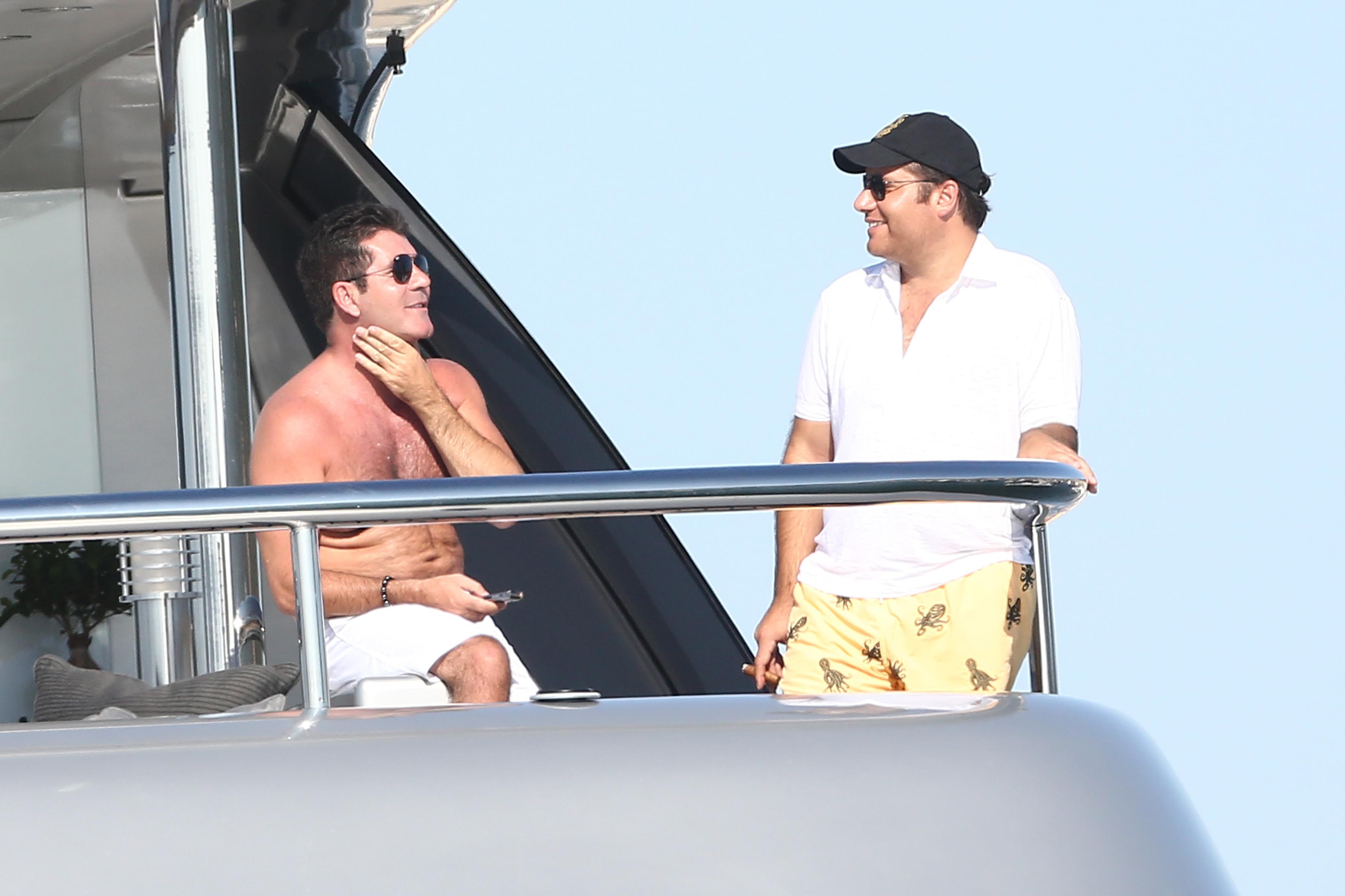  Simon Cowell se relaxeaza ca un rege in Saint Tropez inainte de a se intoarce la X Factor