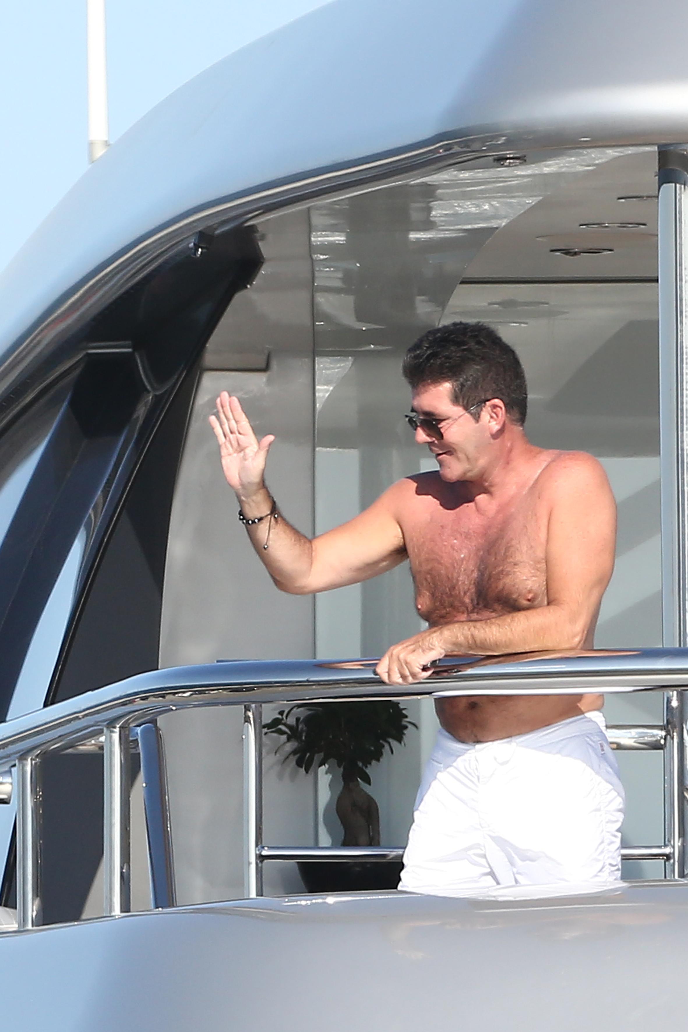  Simon Cowell se relaxeaza ca un rege in Saint Tropez inainte de a se intoarce la X Factor