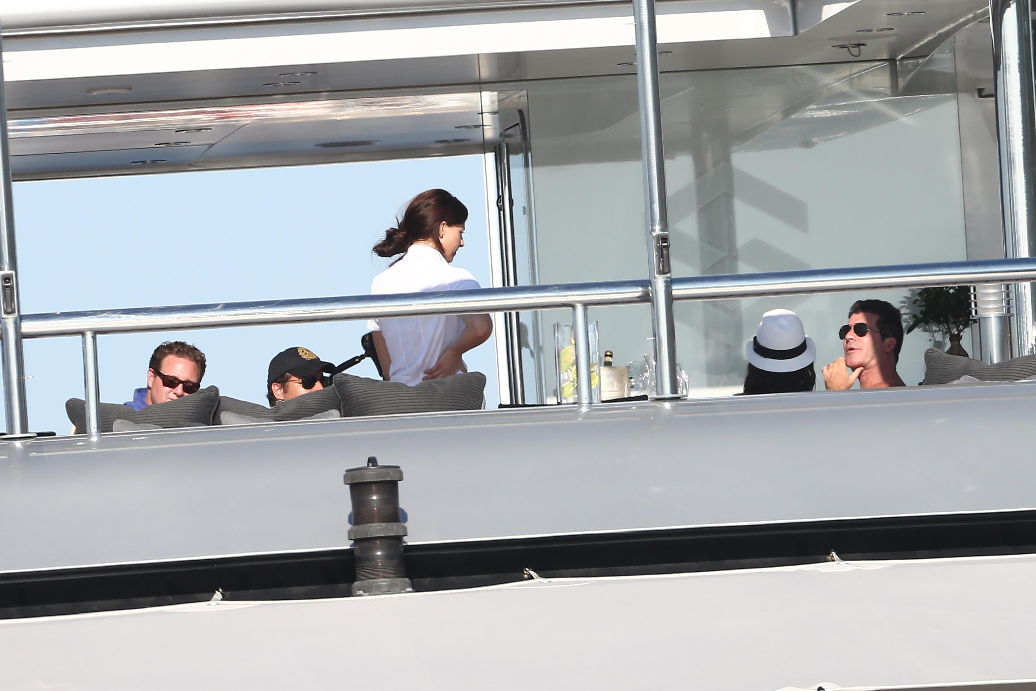  Simon Cowell se relaxeaza ca un rege in Saint Tropez inainte de a se intoarce la X Factor