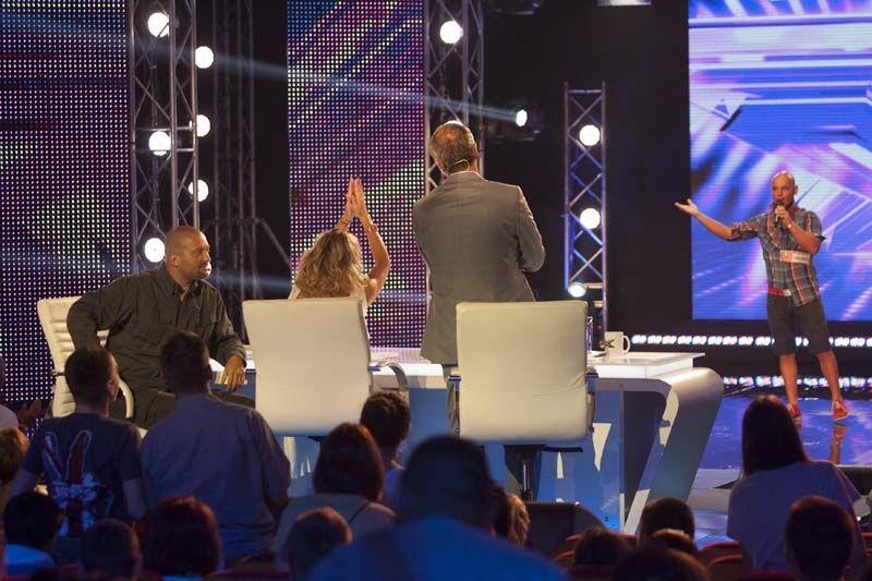 Juriul X Factor, in picioare pentru extraterestru?