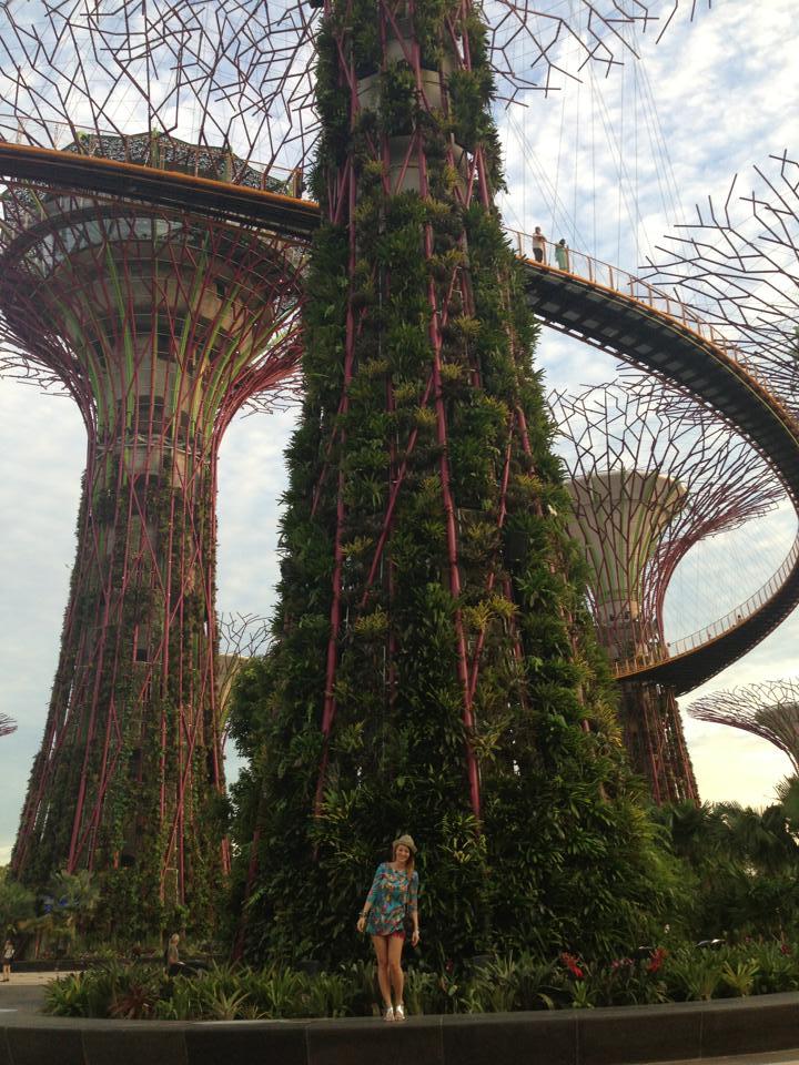 Delia, ca in Avatar, printre florile luxuriante din Gradina Botanica Singapore