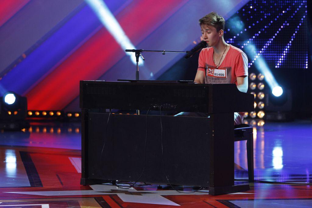 Colta, Coltza sau Coltea? Nu conteaza! Bieber cu inima de moldovean canta strasnic la pian!