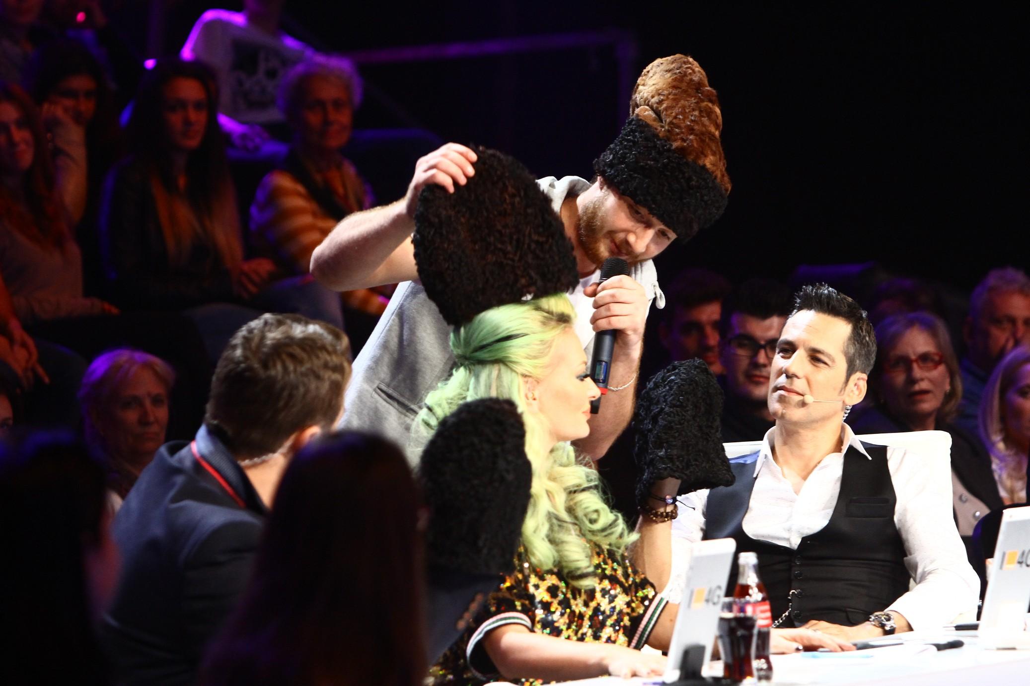 Un concurent X Factor le aduce juraților câte o cușmă