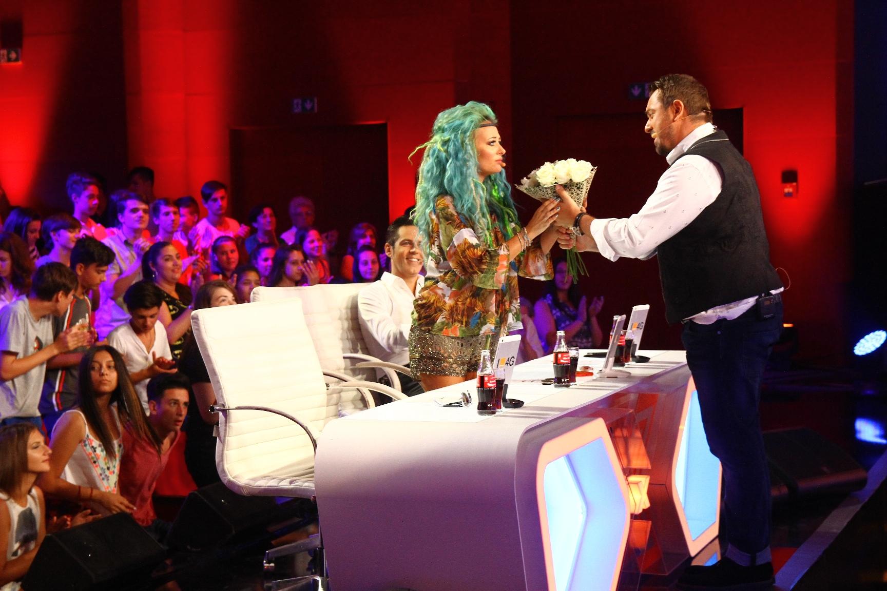 Horia Brenciu a răsfăţat-o pe Delia cu un buchet de flori în platoul X Factor