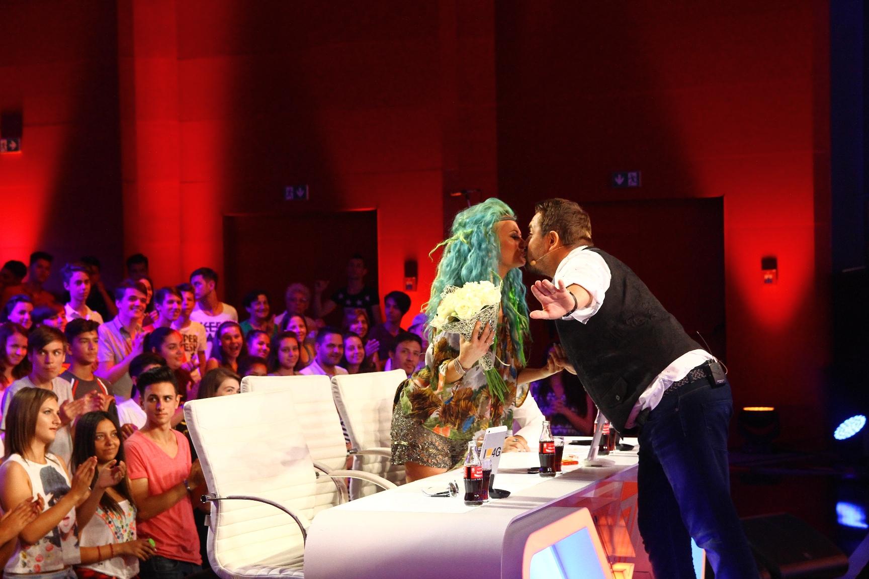 Horia Brenciu a răsfăţat-o pe Delia cu un buchet de flori în platoul X Factor