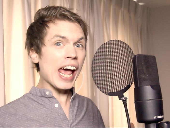 VIDEO VIRAL! 15 dintre CELE MAI BUNE VOCI din lume, într-o singură persoană! Vezi cum îi imită pe cântăreți acest tânăr!