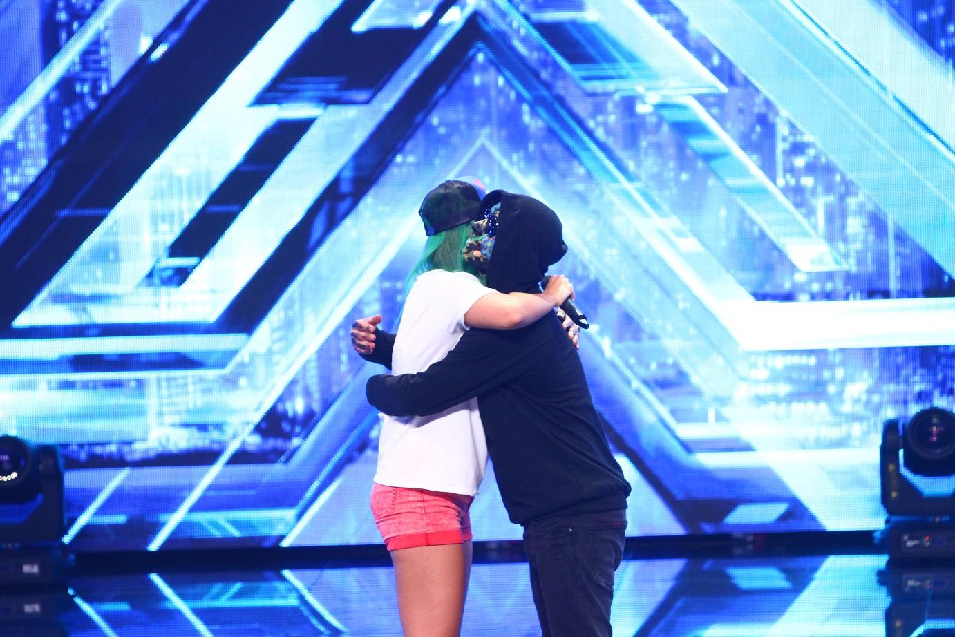 Carla’s Dreams, sărutat de o concurentă la audițiile X Factor