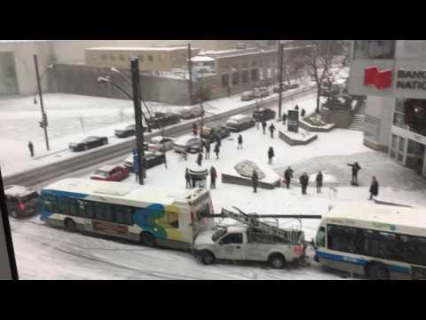 VIDEO! Accident nebun pe o stradă în pantă! Mai multe mașini, printre care un autobuz și o mașină de poliție, s-au ciocnit ca bilele de biliard, din cauza poleiului