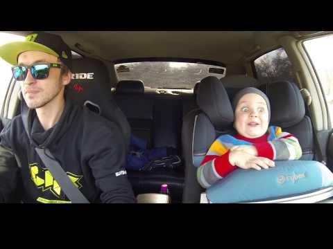 Un rus a făcut drifturi cu fiul lui de trei ani, în calitate de copilot