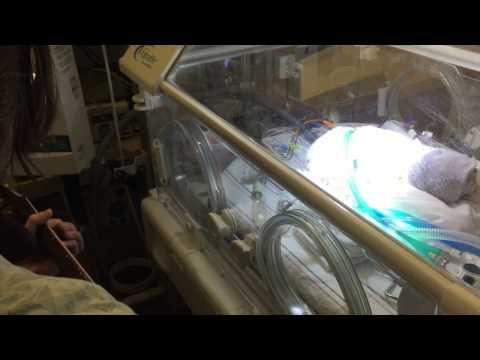 Durerea lui e sfâşietoare! Ce a făcut un bărbat după ce soţia i-a murit în timpul naşterii fiului lor (VIDEO)