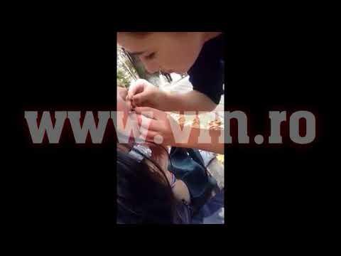 Scene șocante într-un parc: O elevă i-a pus un cercel în limbă, cu o seringă, unei colege, sub ochii îngroziți ai trecătorilor (VIDEO)