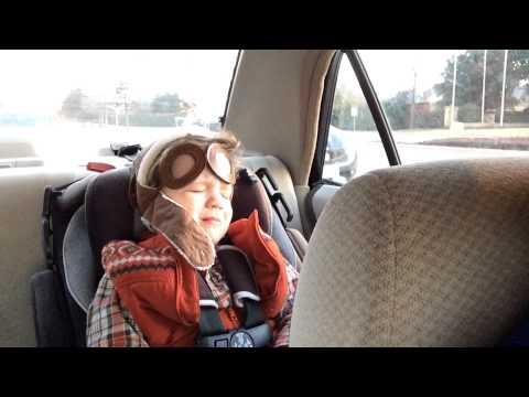 VIDEO! Iți topește inima: Un băiețel plânge la melodiile triste