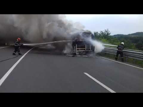 Imaginile par apocaliptice! Un autobuz a luat foc în mers, pe drumul Deva - Brad. Video