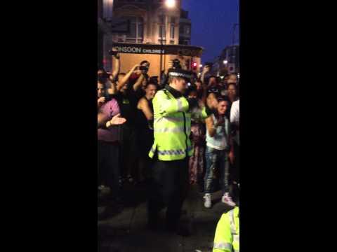 VIDEO! Sa fie distractie!!! Politisti care se sparg in figuri... la Notting Hill