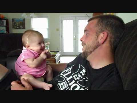 VIDEO foarte emoţionant: Deşi are doar două luni, îi spune tatălui primul 