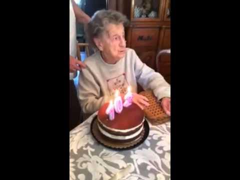 VIDEO! Momente SENZAŢIONALE pentru o bătrână de 102 ani! Ce s-a întâmplat când a suflat în lumânările de pe tort